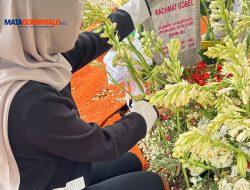 Dheninda Chaerunnisa Ziarah ke Makam Anggota DPR-RI Alm Rachmat Gobel di TMP Jakarta Selatan